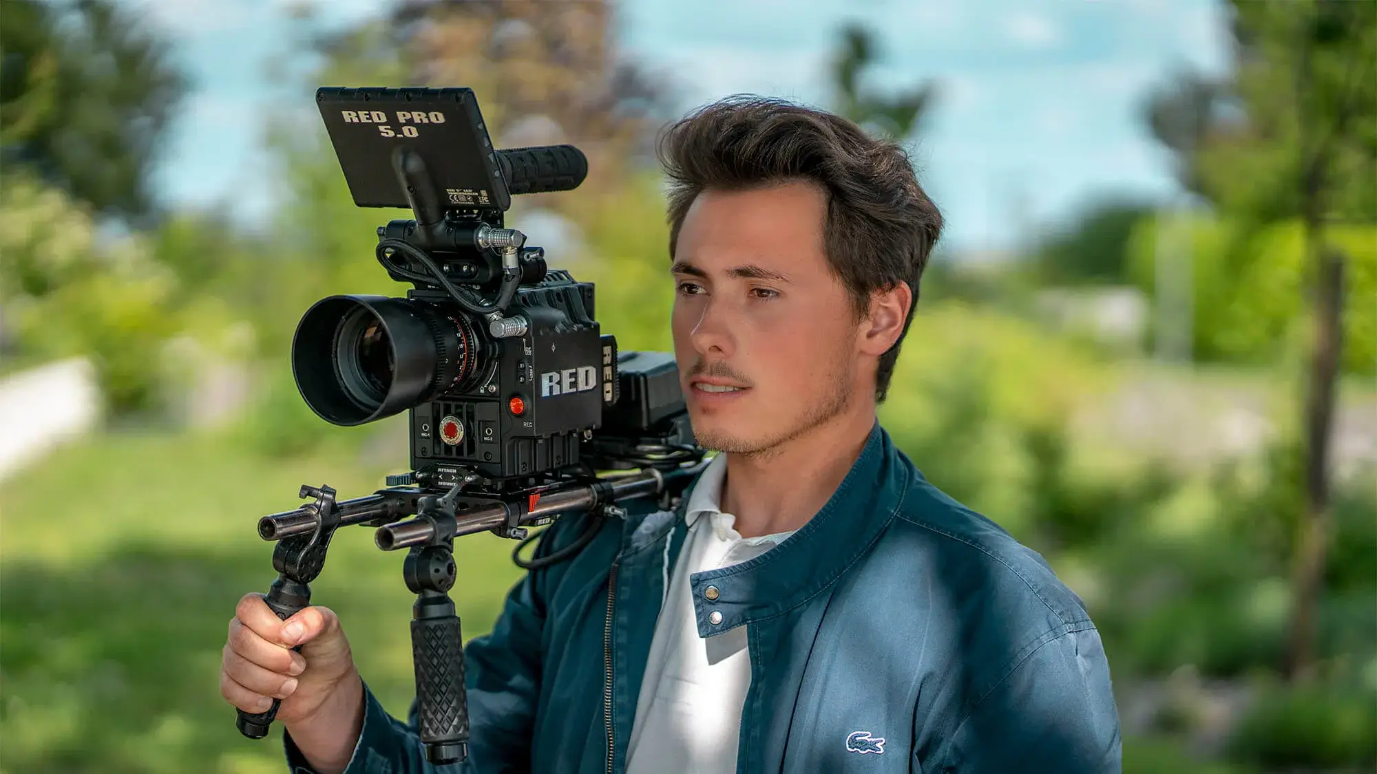 Alexandre Masse, vidéaste et fondateur de RecMedia, avec une caméra de cinéma RED sur épaulière