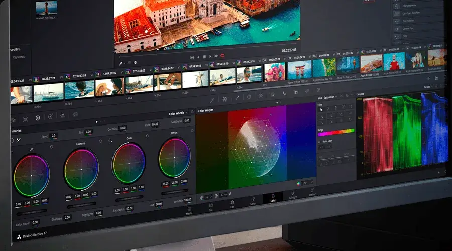 Page d'étalonnage du logiciel DaVinci Resolve (roues chromatiques et scopes), enseigné dans les formations RecMedia